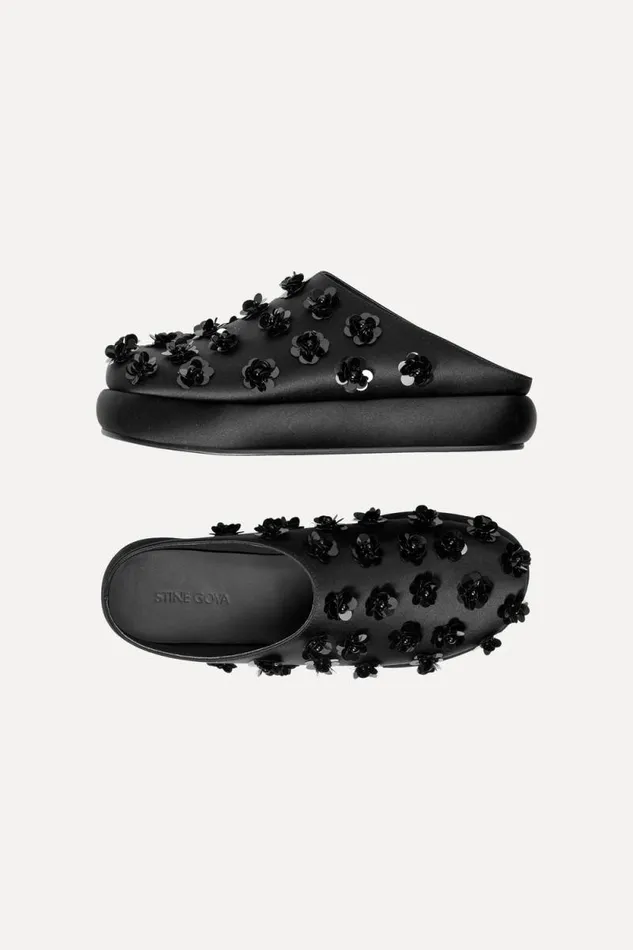Stine Goya Exclusives SGSeoul Mules 8211 Black 3D Flowers 8211 Women